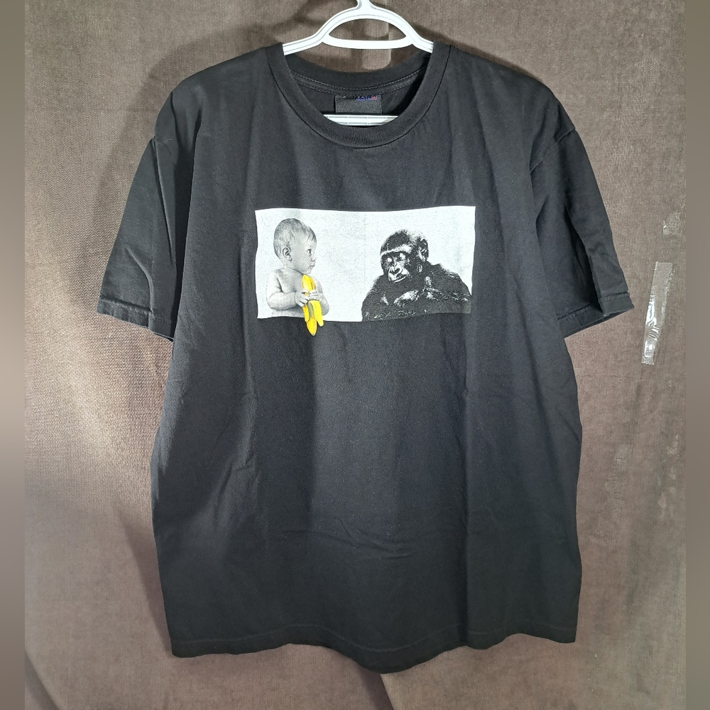Unfledged W-Shirt Human Baby with Banana vs. Gorilla Baby Graphic Tee VG+ XL